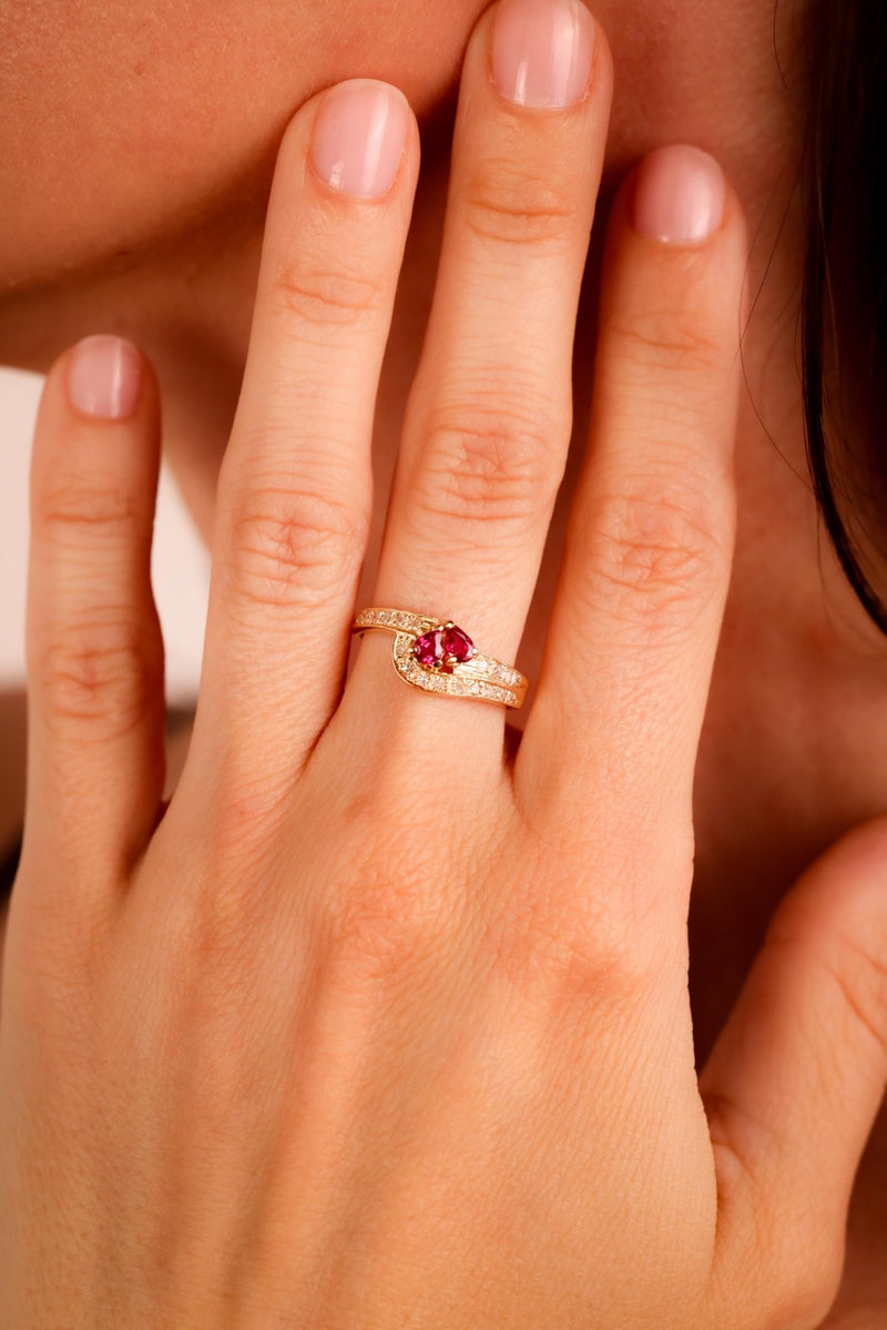 Vintage Ruby Diamond 14K Yellow Gold Swirl Ring