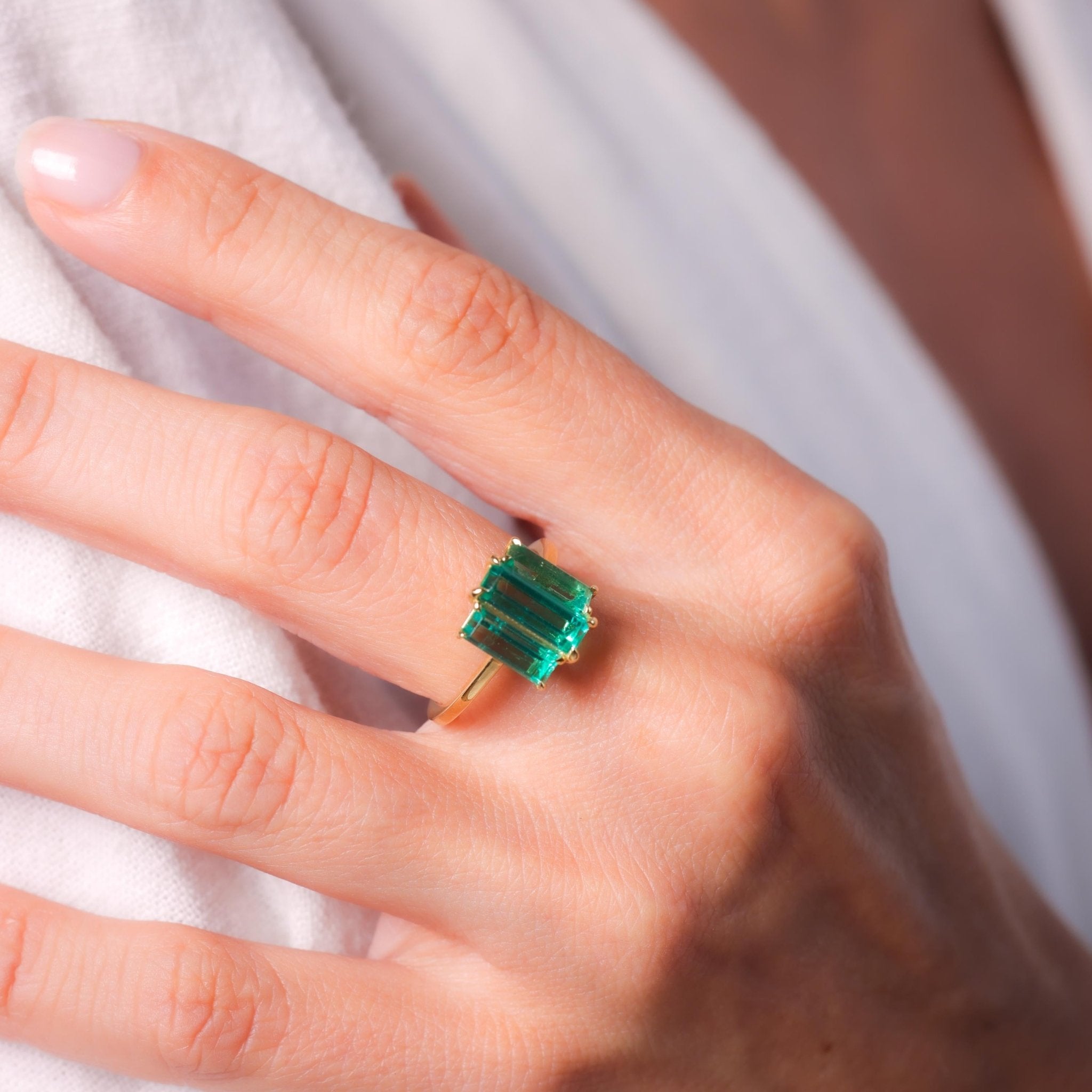 Mid Century Style GIA 2.5 Carat Emerald 18K Yellow Gold Three Stone Ri Trumpet Horn