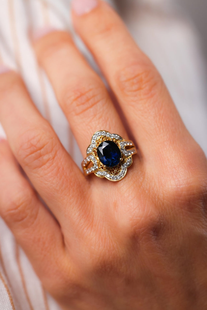 Vintage 2.5 Carat Oval Cut Sapphire 18K Yellow Gold Cocktail Ring