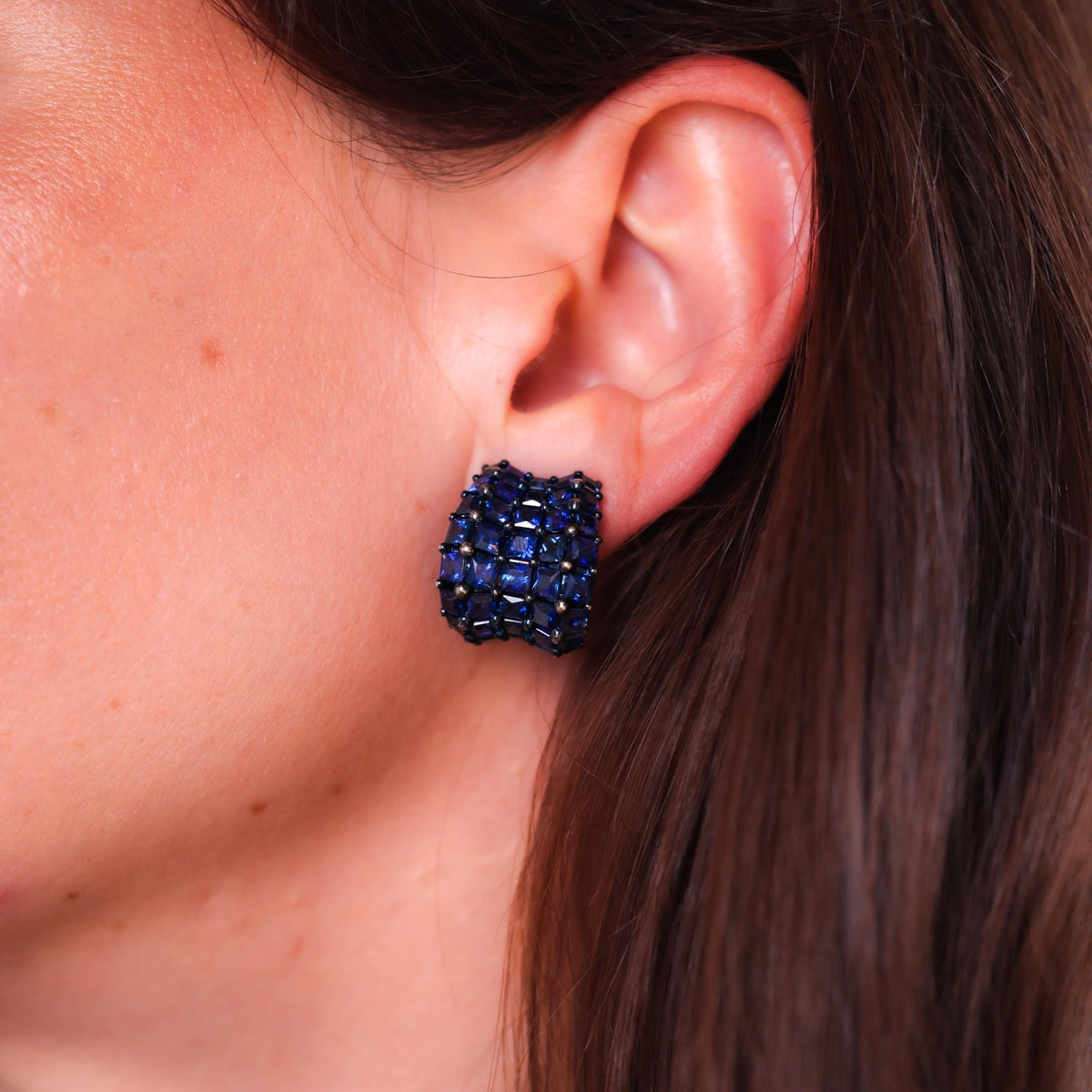 Luxurious contemporary 18 carat total weight sapphire 18K gold earrings