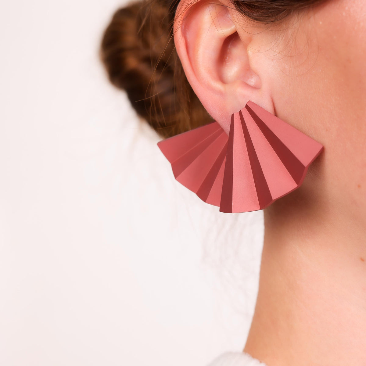 Jar Paris titanium light pink "Fan" earrings