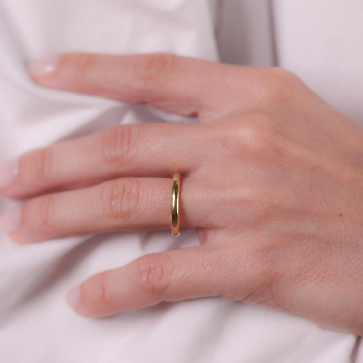 Modern 18k yellow gold wedding band