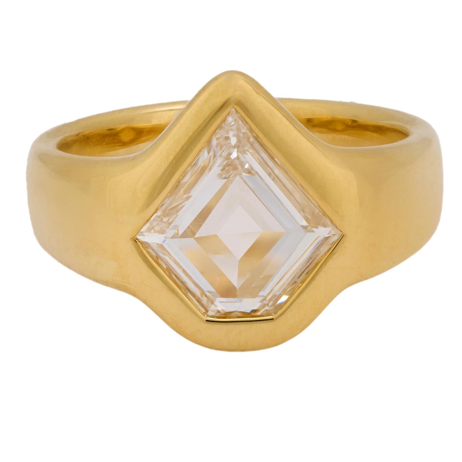 GIA 1.51 carat kite cut diamond 18k yellow gold ring