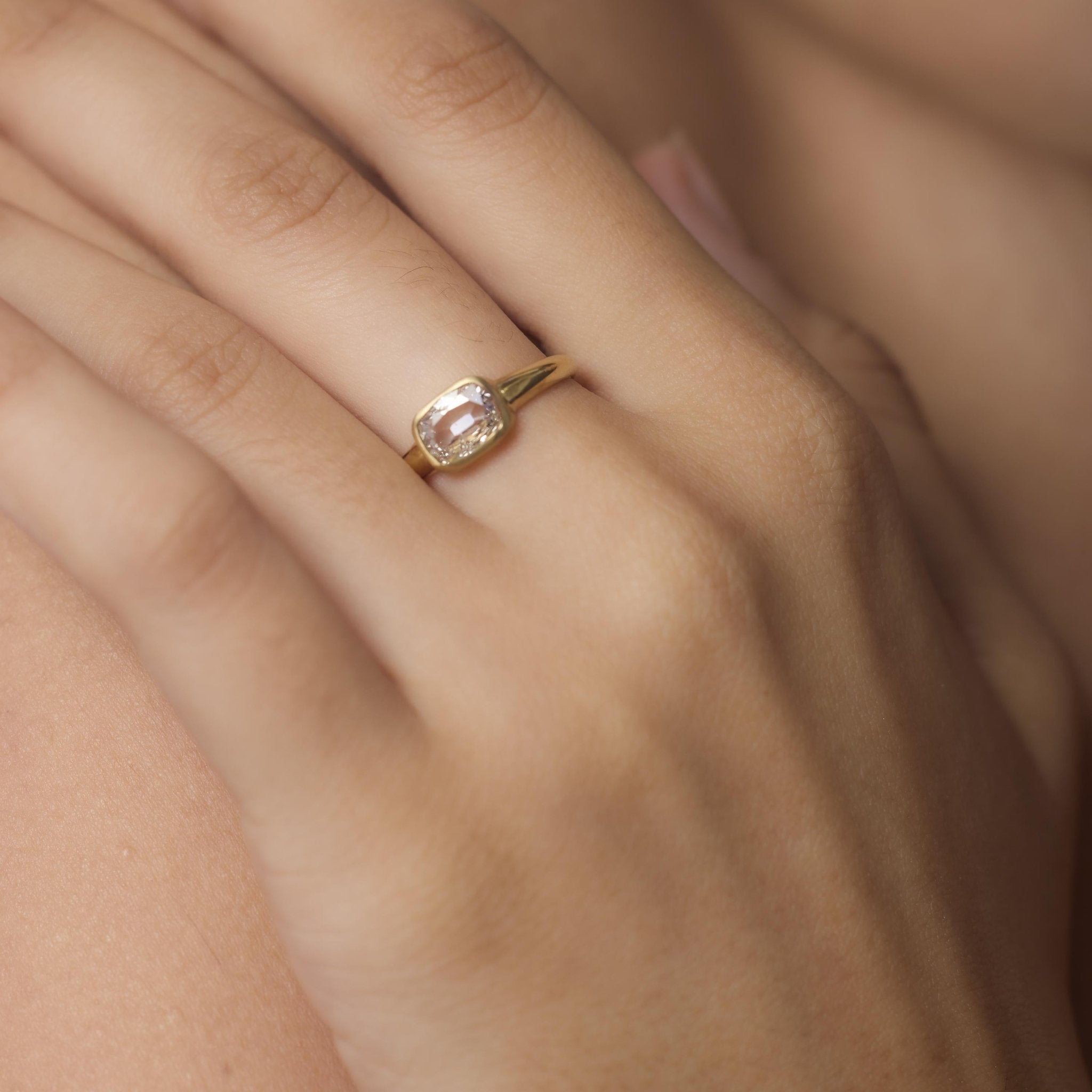 Vintage GIA 0.92 carat old mine cut diamond 18k yellow gold engagement ring