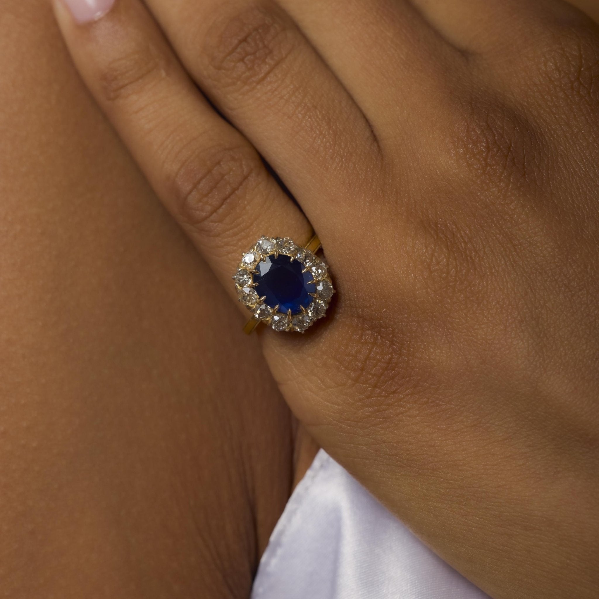 Victorian GIA 3.31 carat sapphire diamond 10k yellow gold cluster ring
