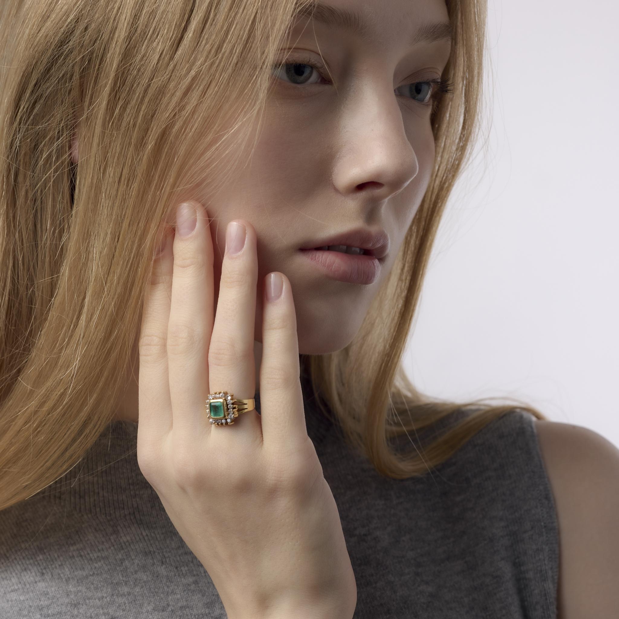 Vintage emerald diamond 18k yellow gold ring