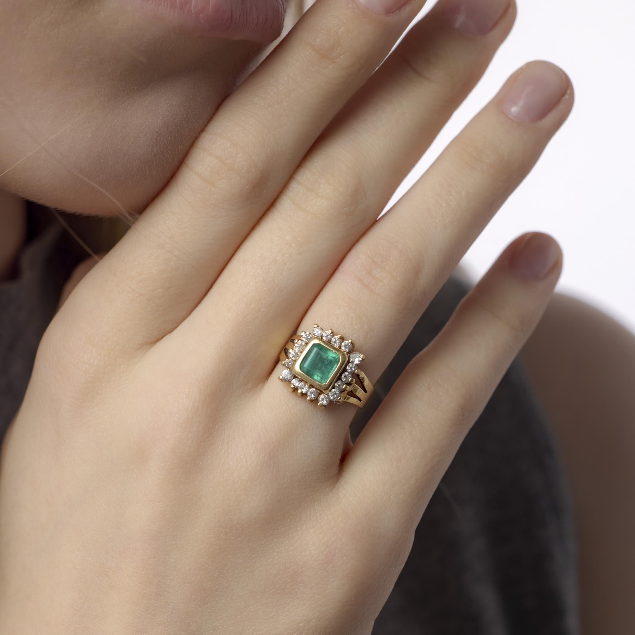 Vintage emerald diamond 18k yellow gold ring