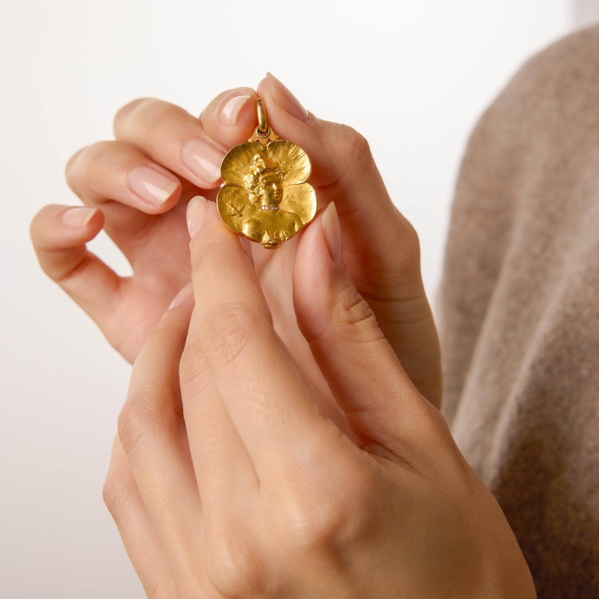 Art Nouveau diamond 18k yellow gold locket pendant