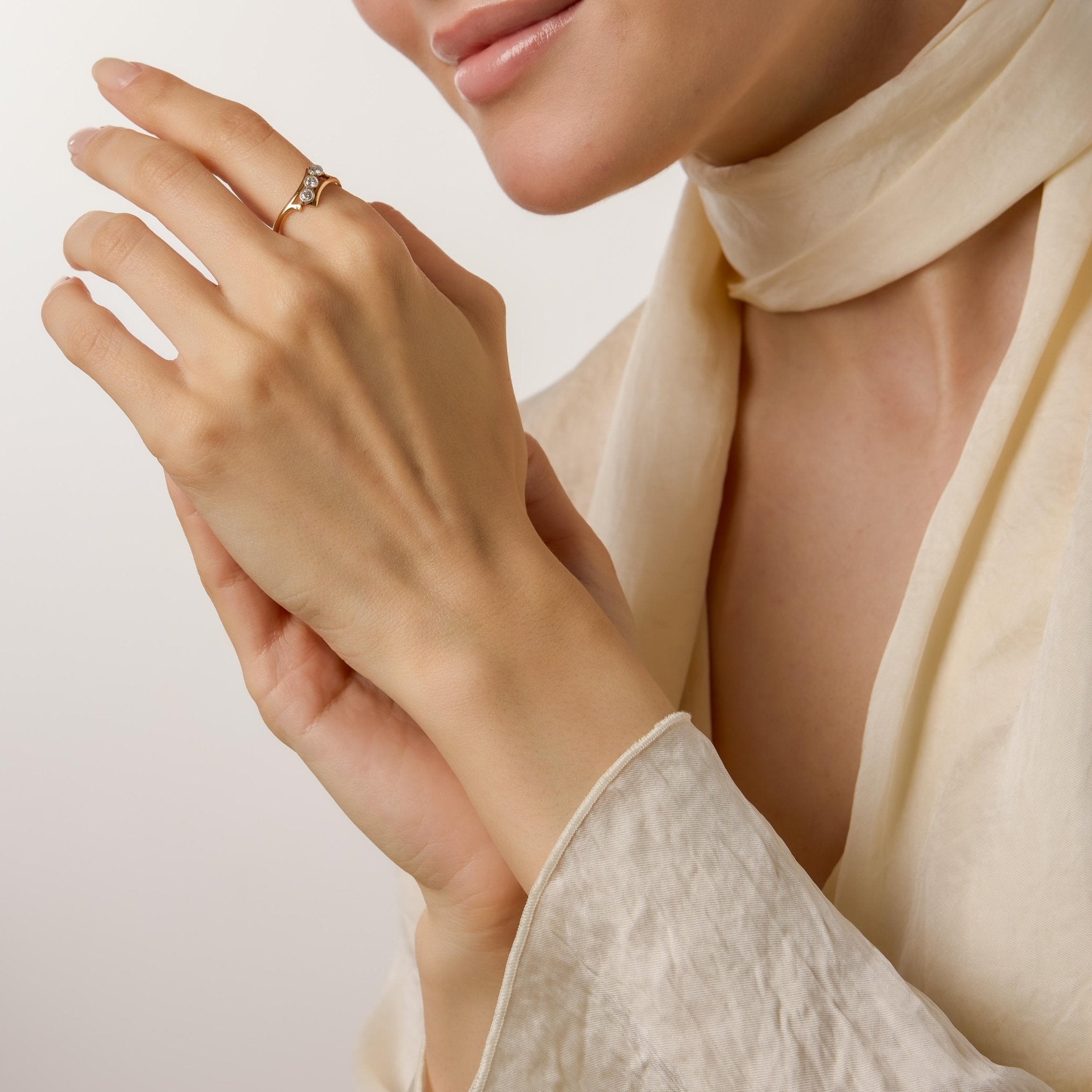 Vintage diamond 18k yellow gold three stone ring