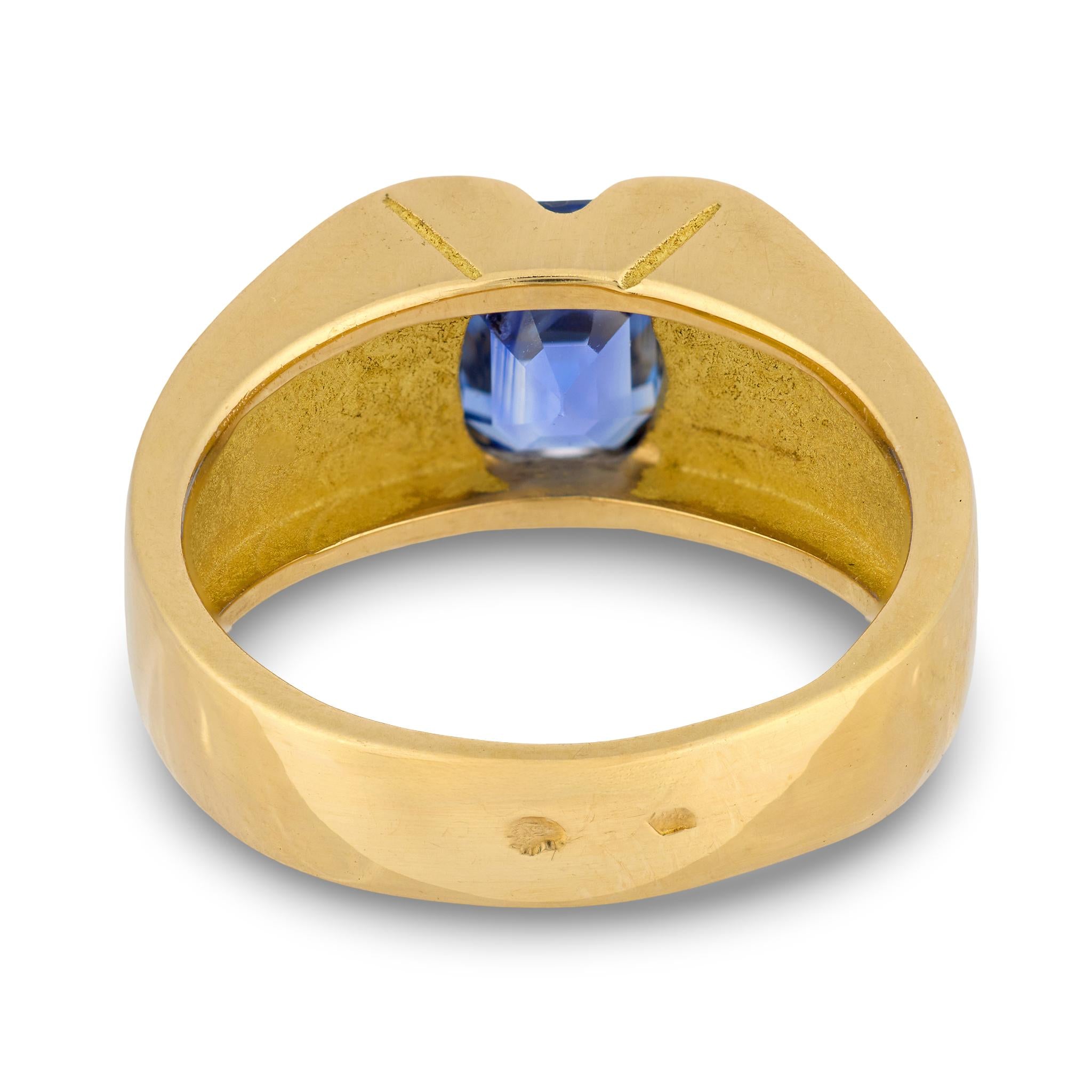 Vintage 3.00 carat emerald cut sapphire 18K yellow gold ring