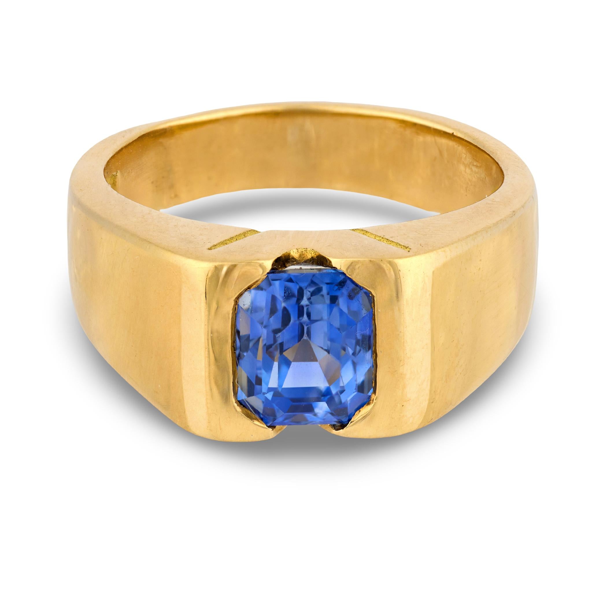 Vintage 3.00 carat emerald cut sapphire 18K yellow gold ring