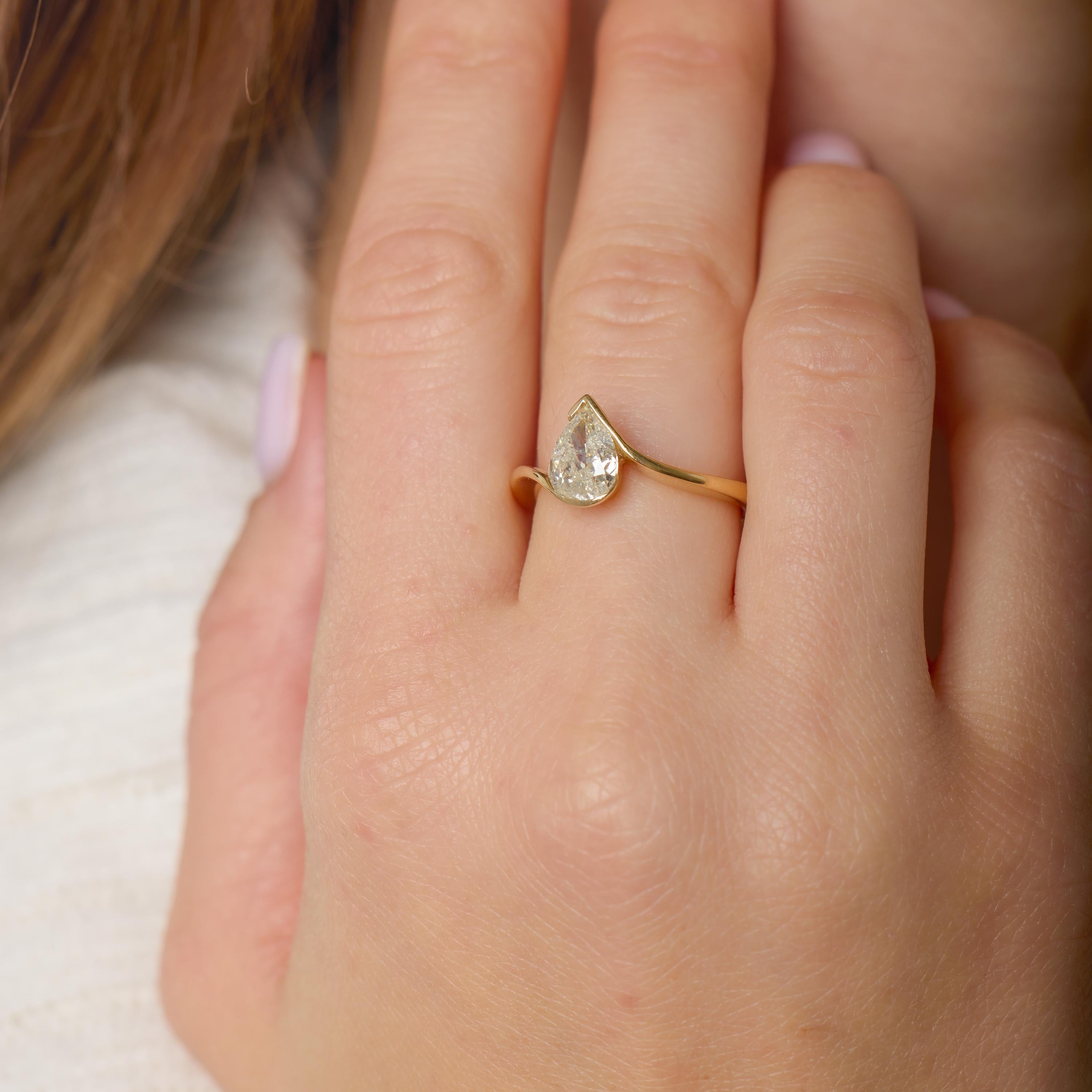 Vintage 1.52 carat pear shape diamond 14k yellow gold engagement ring