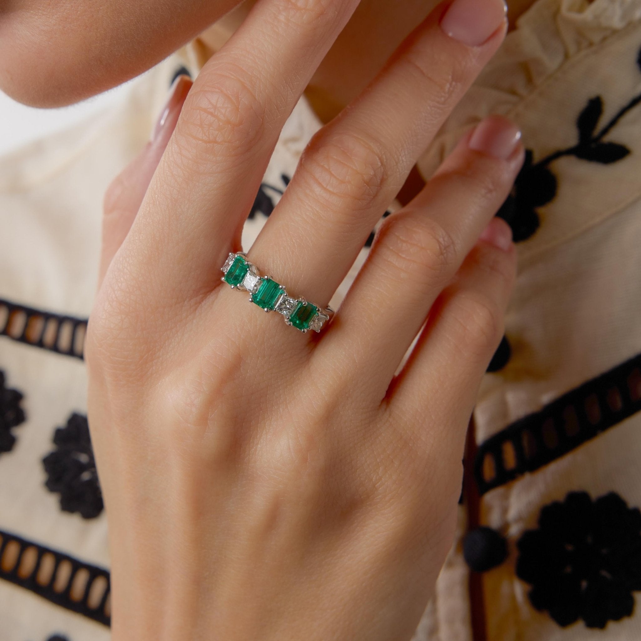 Vintage emerald diamond 18k gold band ring