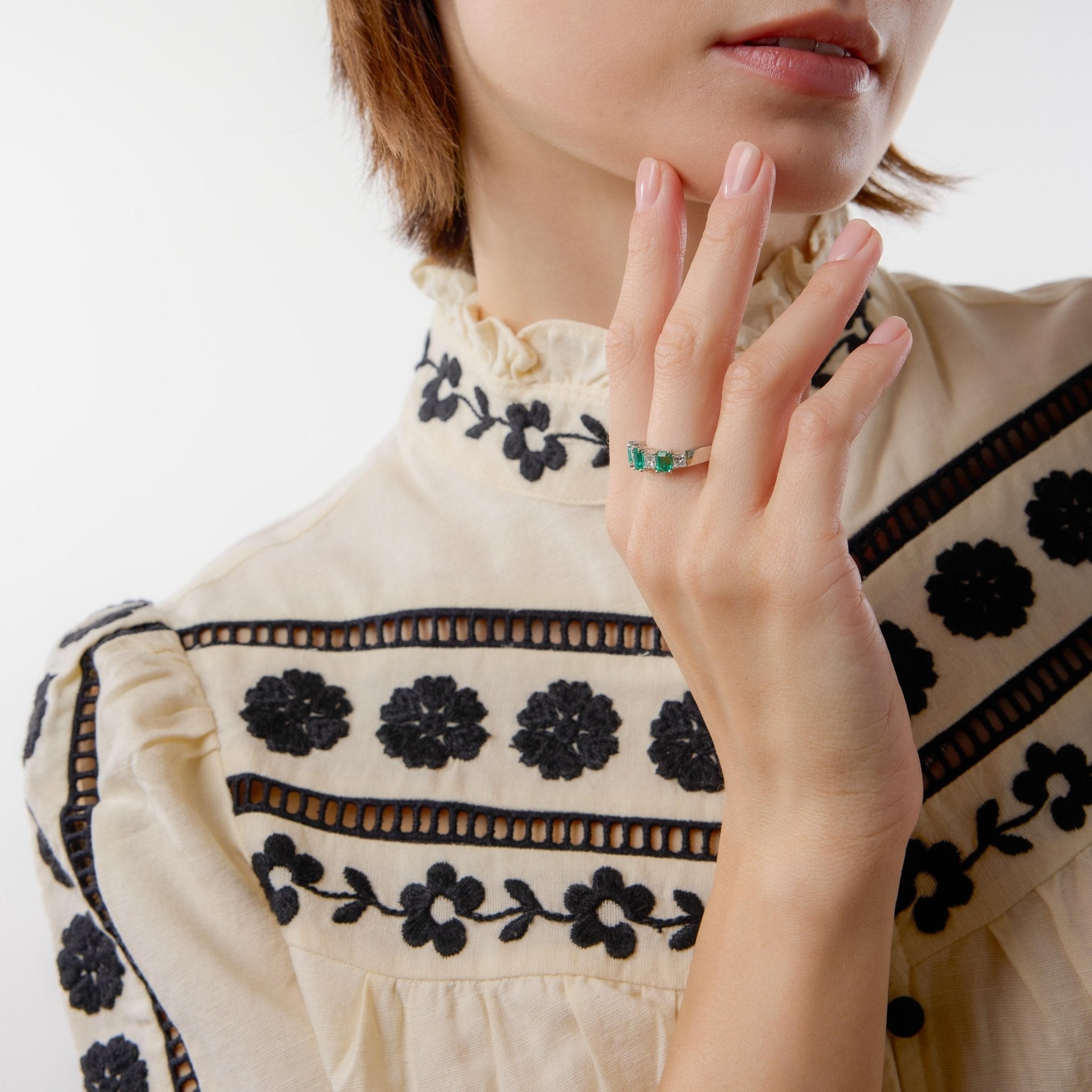 Vintage emerald diamond 18k gold band ring