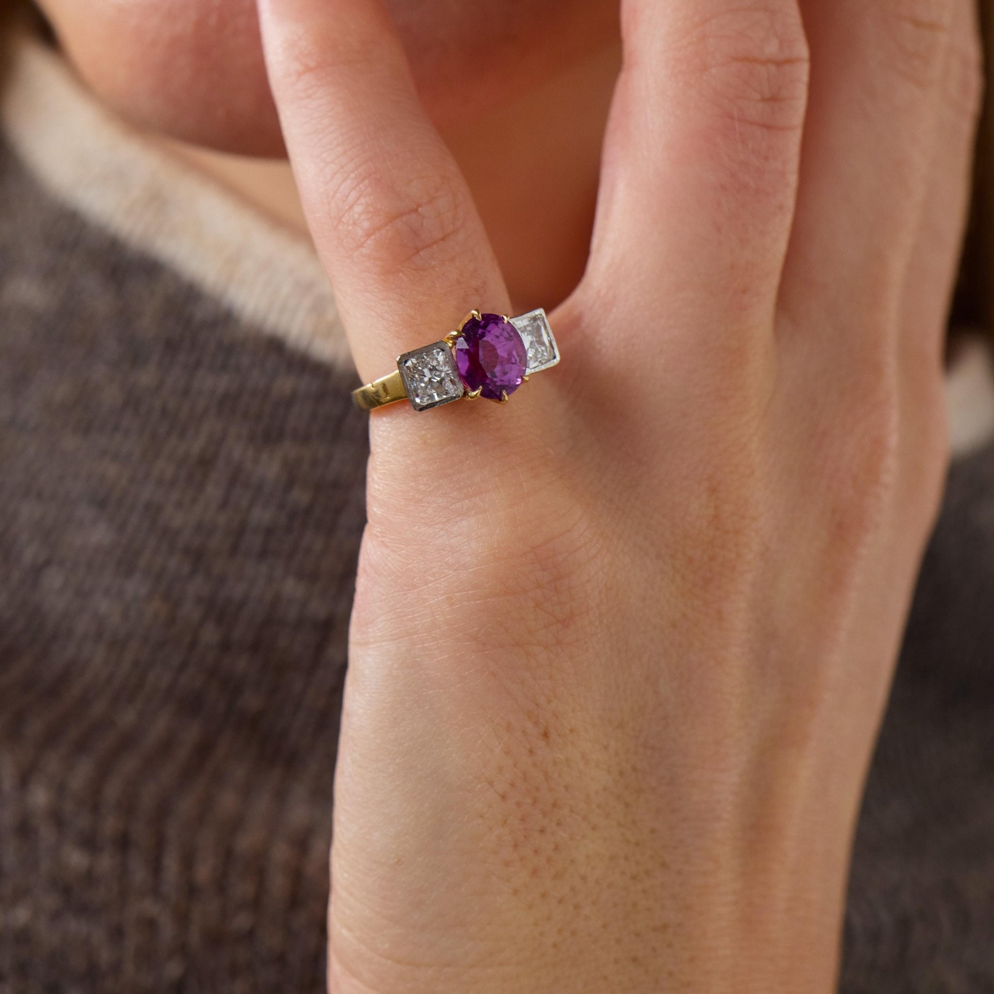Vintage GIA 2.65 carat purple sapphire diamond 18k yellow gold ring