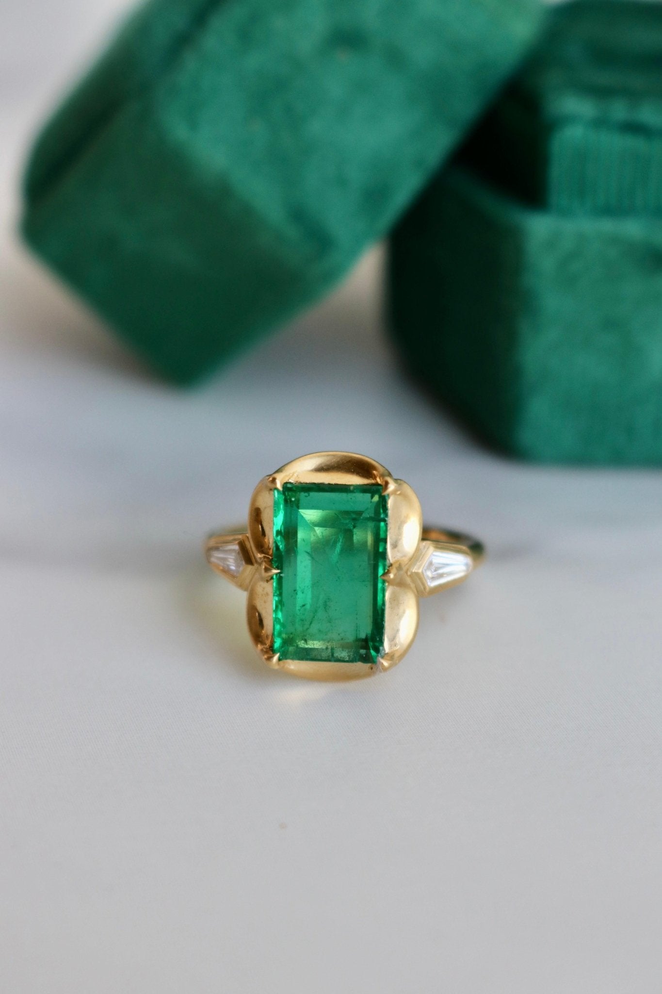 AGL 2.68 Carat Brazilian Emerald and Diamond 20k Yellow Gold Ring Trumpet Horn