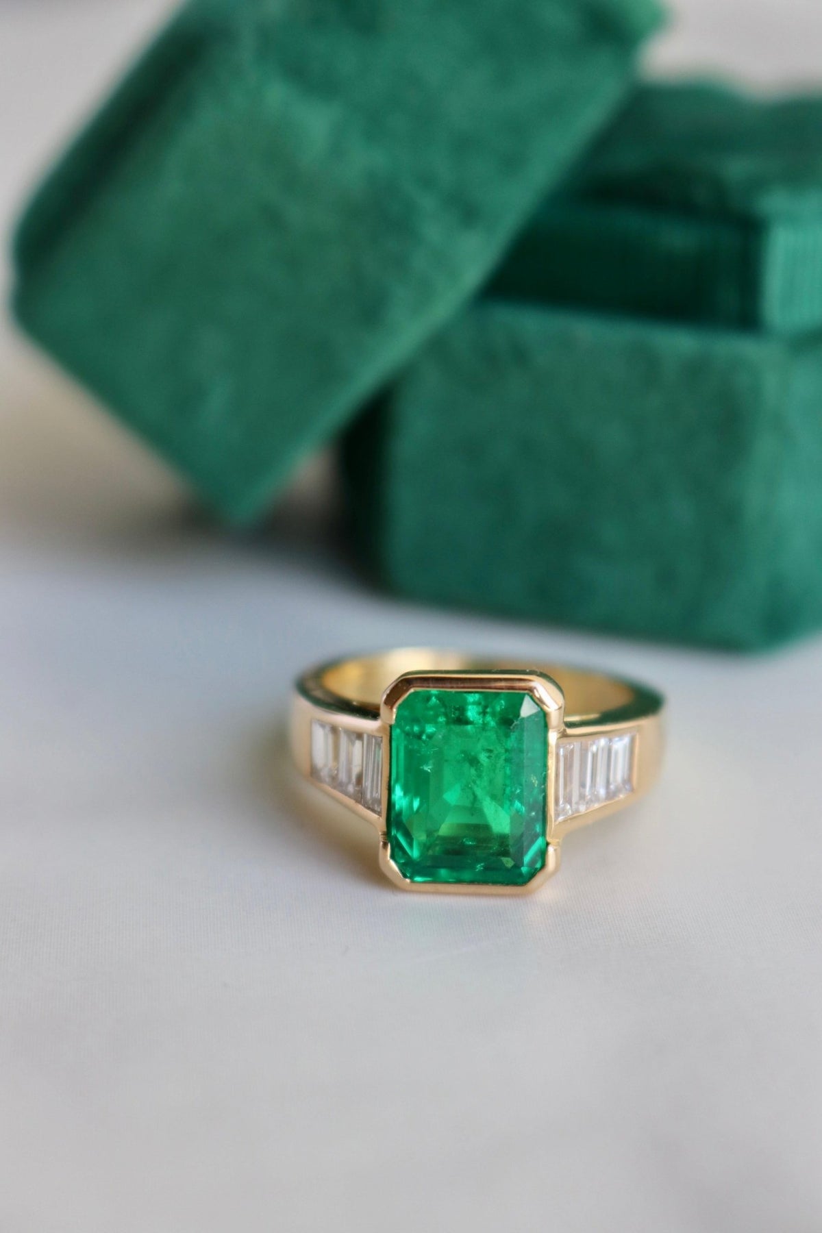 Vintage French AGL Colombian Minor Oil Emerald 18k Yellow Gold Ring