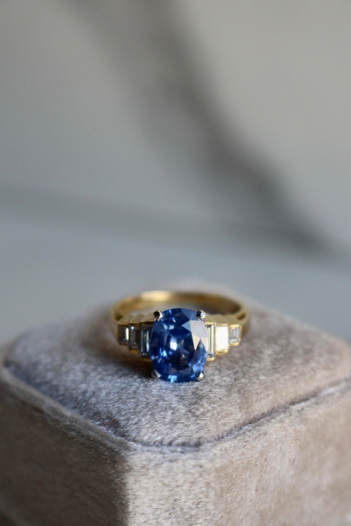 Vintage GIA 2.70 Carat Sapphire Diamond 18k Gold Ring