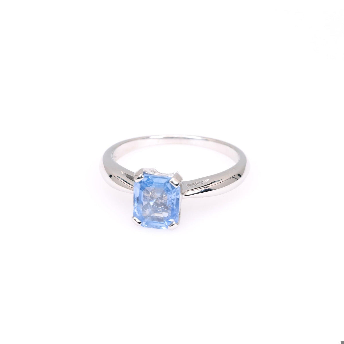 Vintage Sapphire 18k White Gold Solitaire Ring