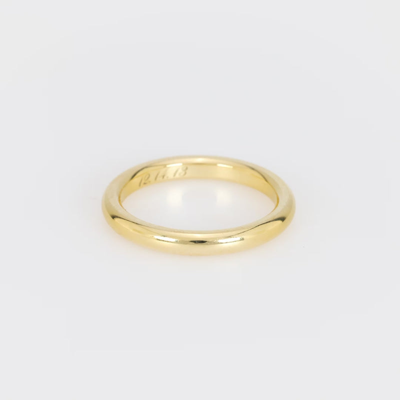 Modern 18k yellow gold wedding band