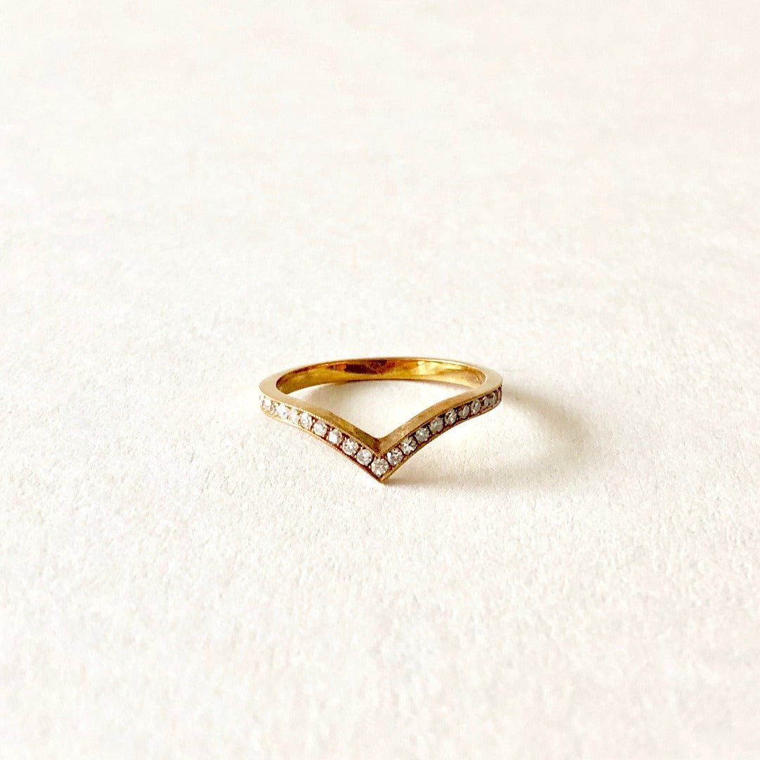 Vintage-Inspired Chevron Wedding Band, v-shape diamond bandVintage-Inspired Chevron Wedding Band, v-band diamond band